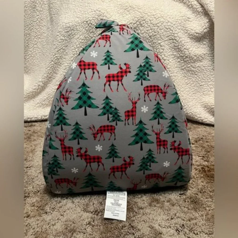 CUTE portable cat, dog sleeping winter themed bed tent. NWOT 16” tall